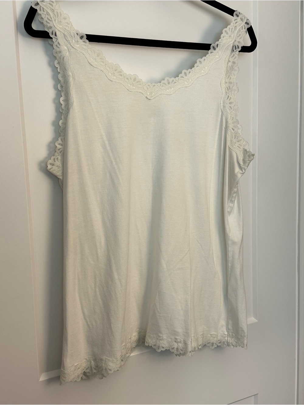 Beautiful lace trimmed tank with lace at neckline, arms & bottom. Size 1X.